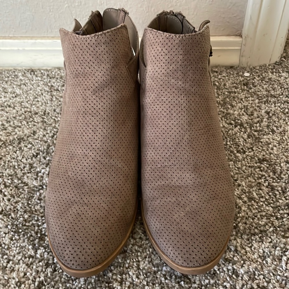 DV Dolce Vita slip booties with back zipper, Size 7.